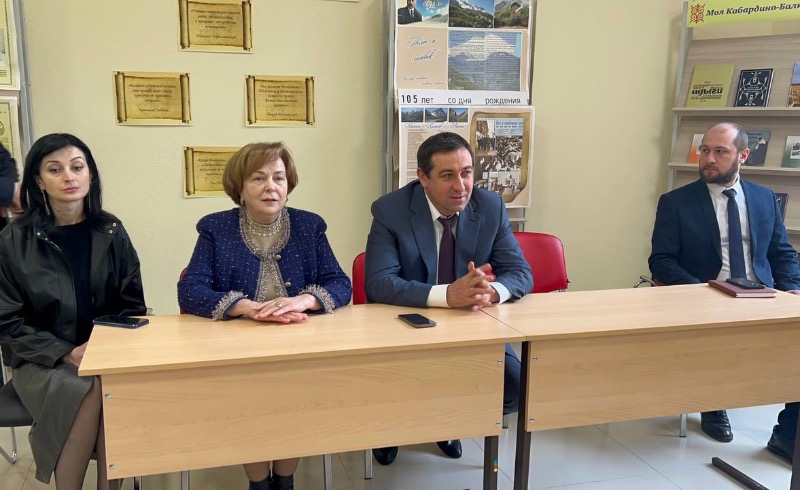 Министр здравоохранения КБР встретился со школьниками