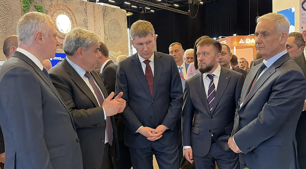 Максим Решетников посетил стенд КБР на Кавказском инвестиционном форуме