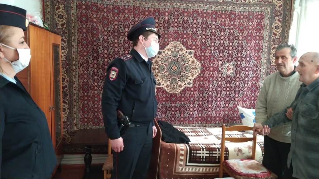 В КБР полицейские помогают ветеранам придерживаться режима самоизоляции