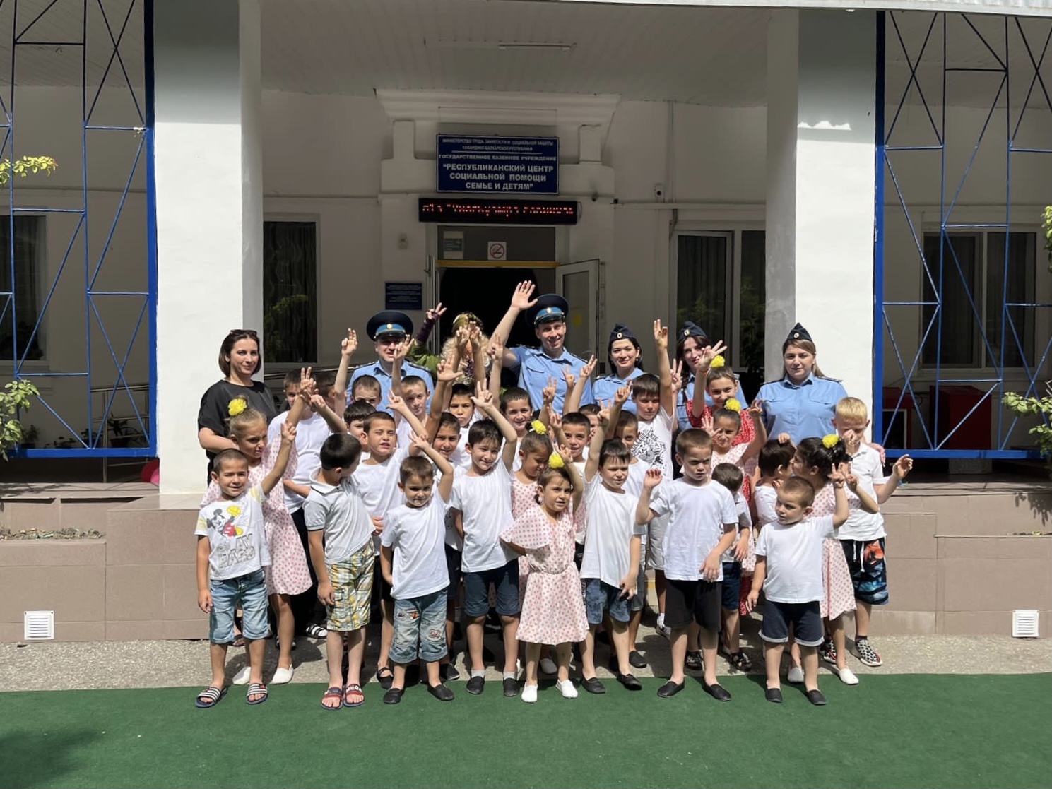 Судебные приставы участвуют в акции «Собери ребёнка в школу» 