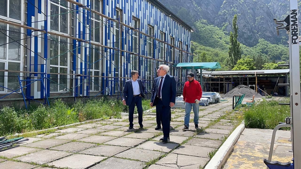 В Тырныаузе продолжается ремонт спорткомплекса 