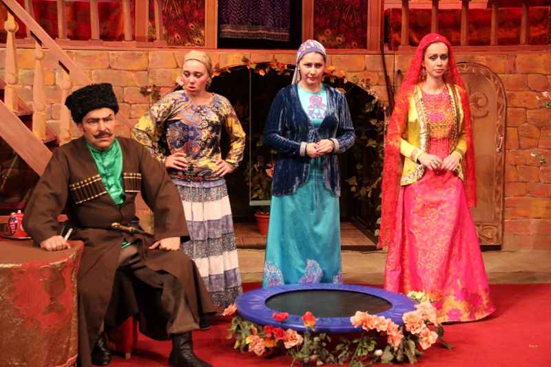Артисты Балкарского госдрамтеатра выступают в Чечне