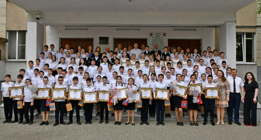 Министр внутренних дел по КБР поздравил учащихся кадетских классов полиции 