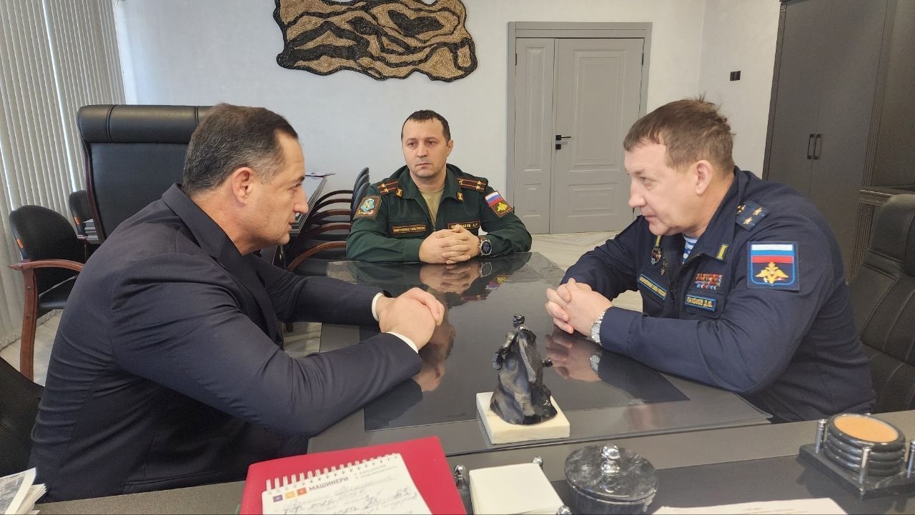 Военный комиссар КБР Дмитрий Пахомов представил Хачиму Мамхегову нового военного комиссара муниципалитета