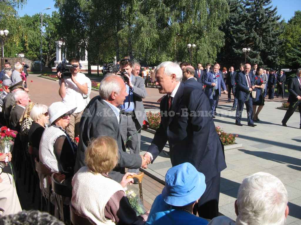 Ю.Коков и Г.Полтавченко возложили цветы к Вечному огню
