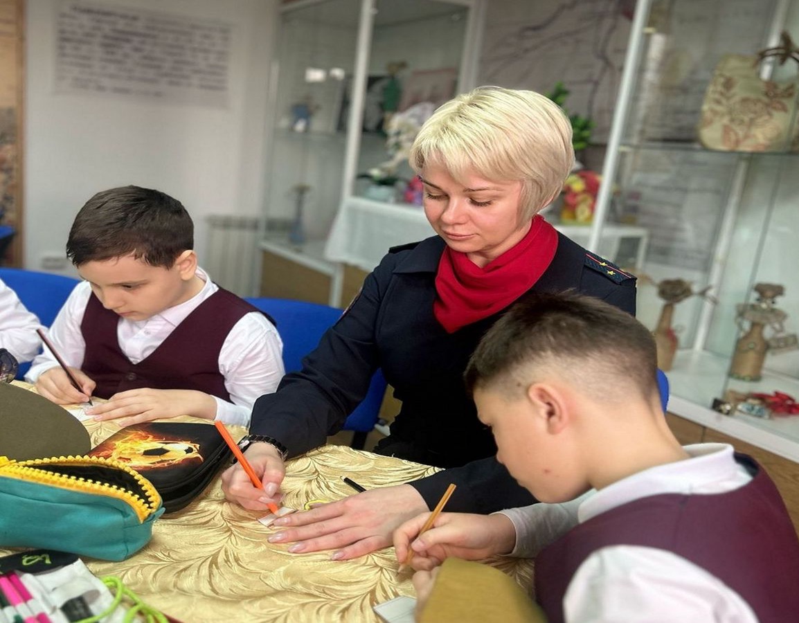 В Майском районе сотрудники полиции и учащиеся посетили историческую выставку