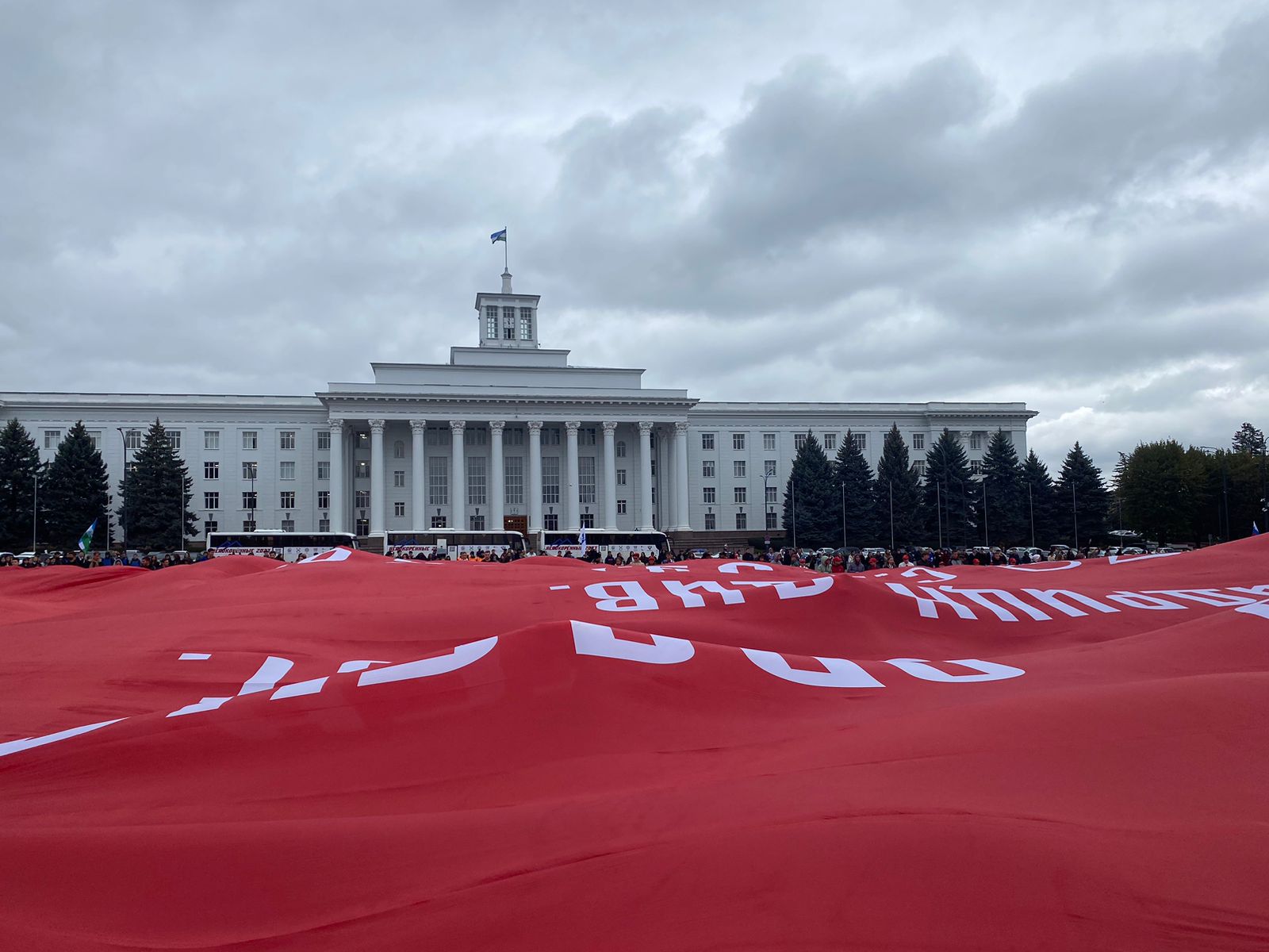 В Кабардино-Балкарии развернули самое большое в мире Знамя Победы