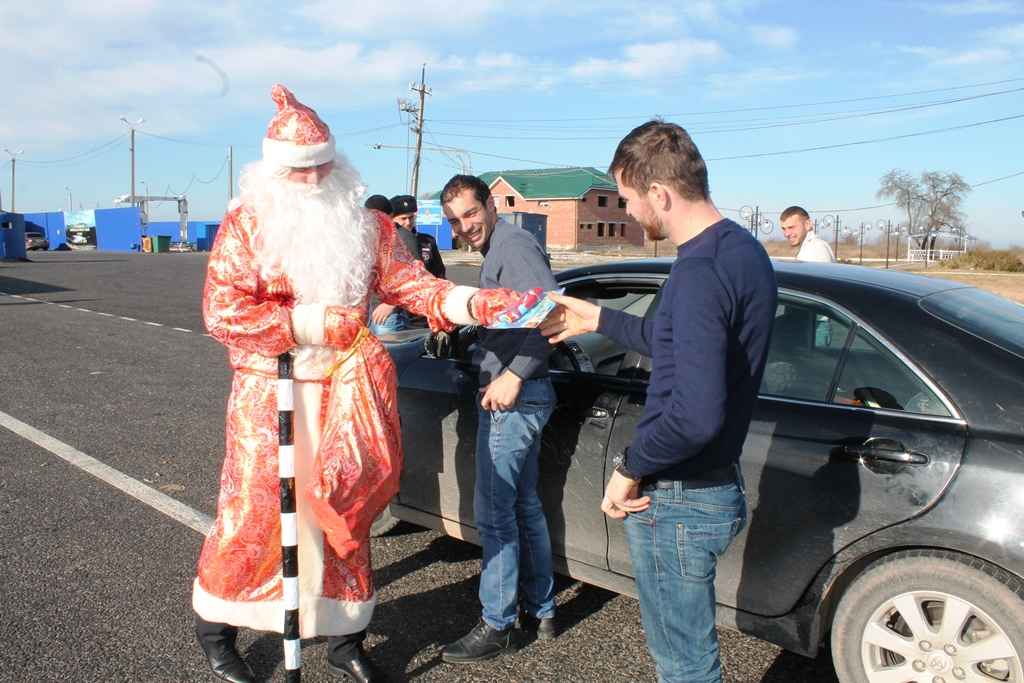 Гостей республики на приграничных постах встречает Дед Мороз-автоинспектор 