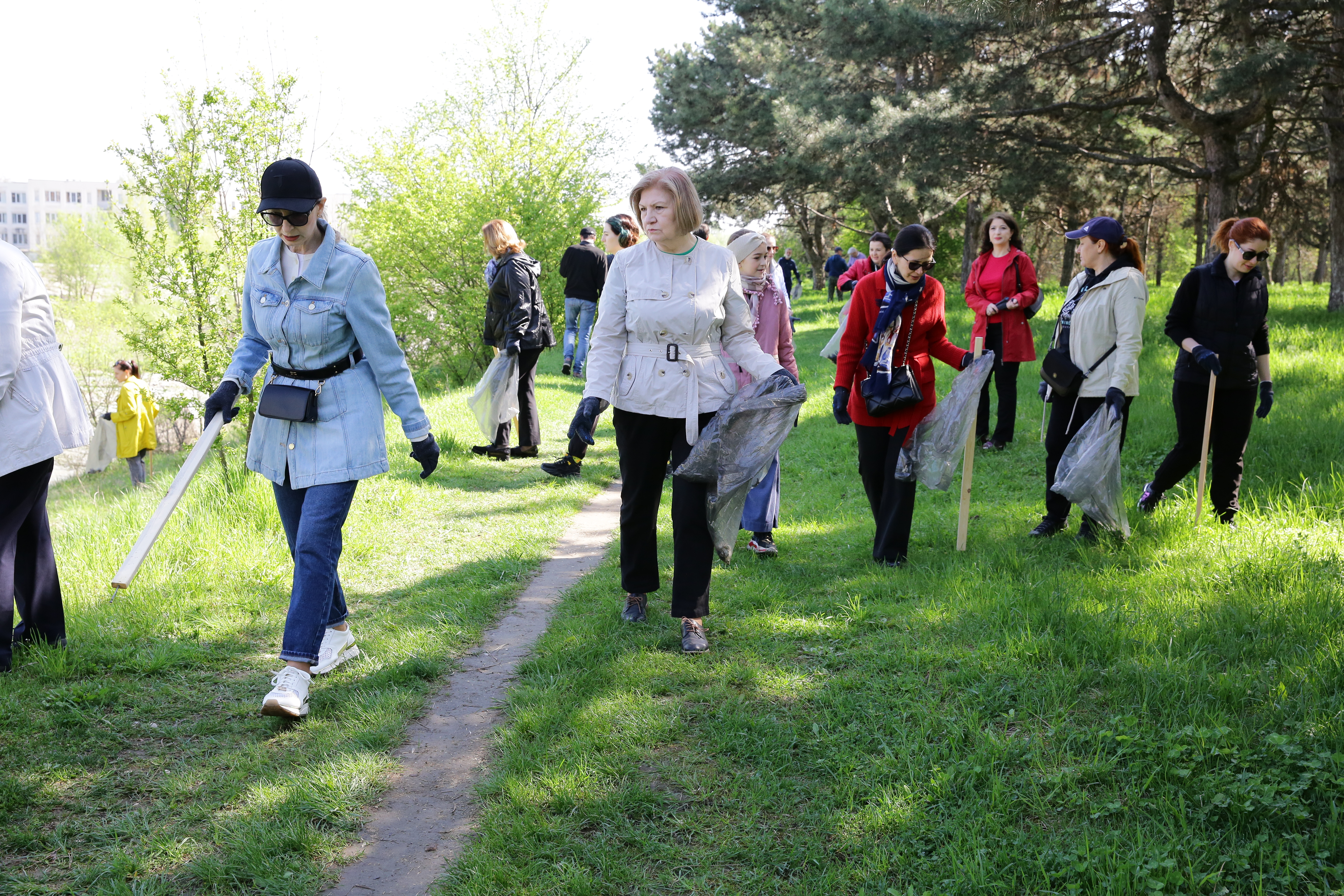 Парламентарии присоединились к ежегодному субботнику