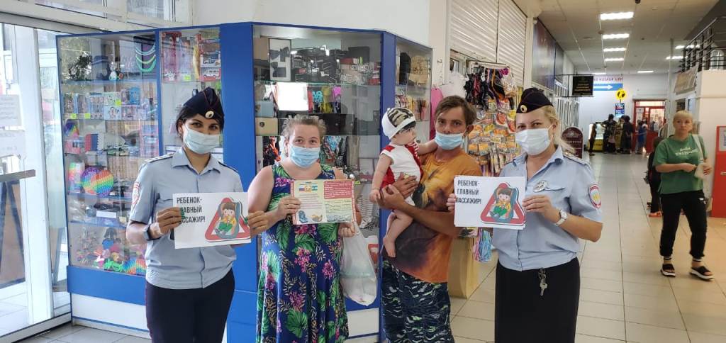 В торговых центрах Майского района Кабардино-Балкарии полицейские проводят разъяснительную работу с взрослыми о правилах безопасной перевозки детей