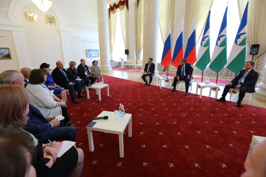 Глава КБР Казбек Коков обсудил с директорами школ актуальные вопросы общего образования