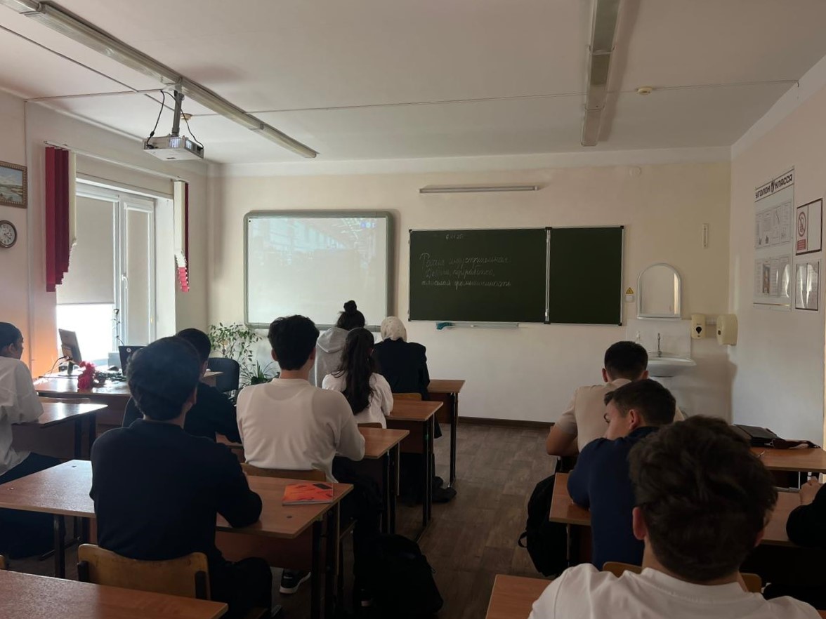 На профориентационном уроке школьникам рассказали о фундаменте индустриальной мощи страны  