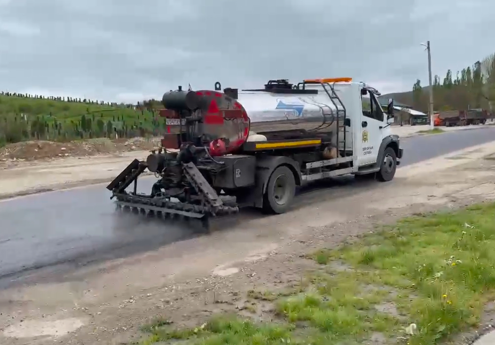 Ведутся работы по благоустройству подъездной дороги к кладбищу по улице Мазлоева 