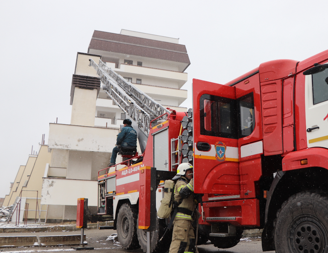 Огнеборцы МЧС провели учения в гостинице Синдика