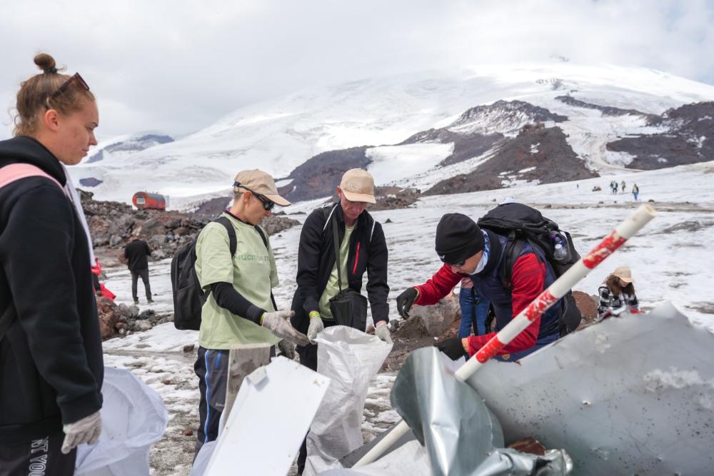 В уборке мусора на Эльбрусе приняли участие более 1,5 тысяч человек
