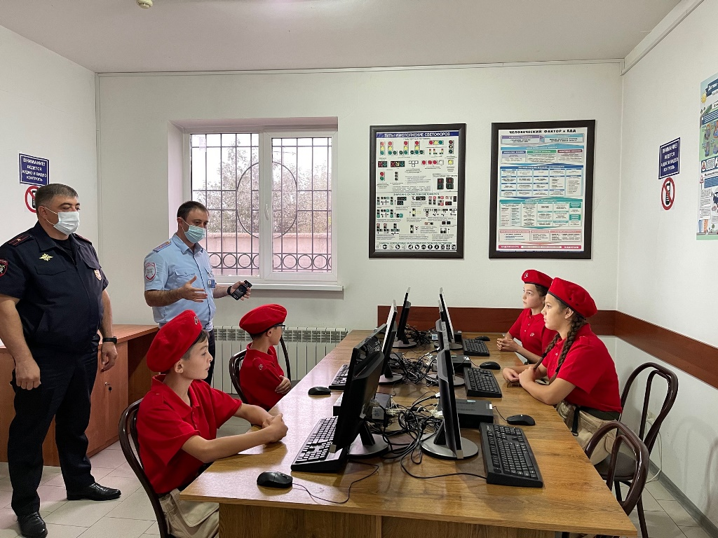 Юные активисты Кабардино-Балкарии организовали консультативные площадки о видах и преимуществах государственных услуг ГИБДД в электронном виде