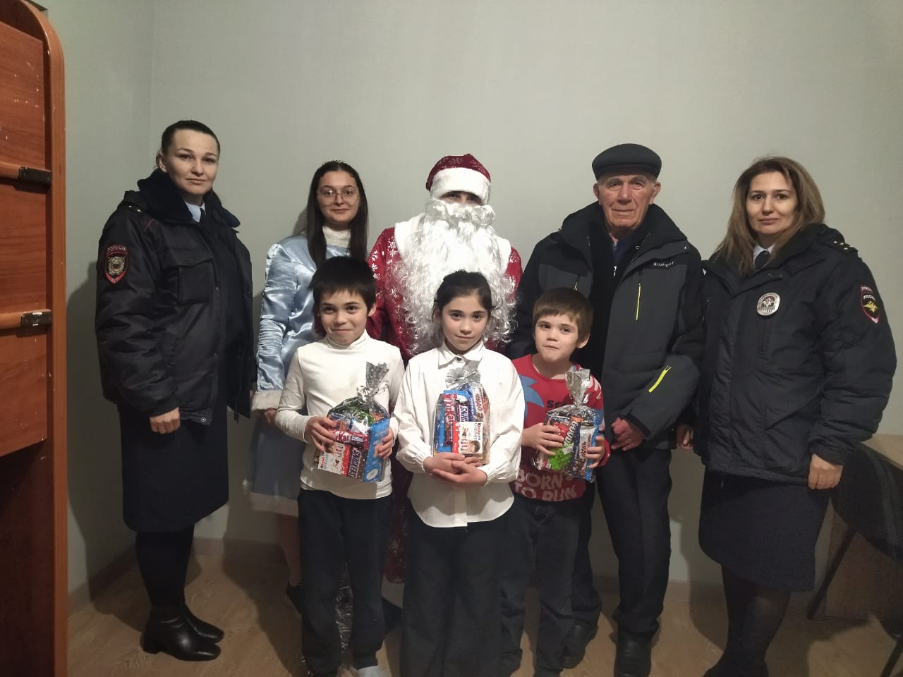Полицейский Дед Мороз поздравил детей Черекского района