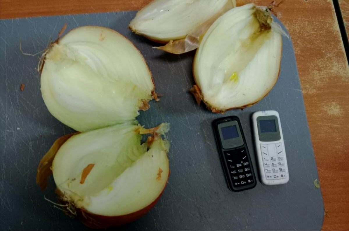 Посылка с запрещенными предметами не попала в следственный изолятор  