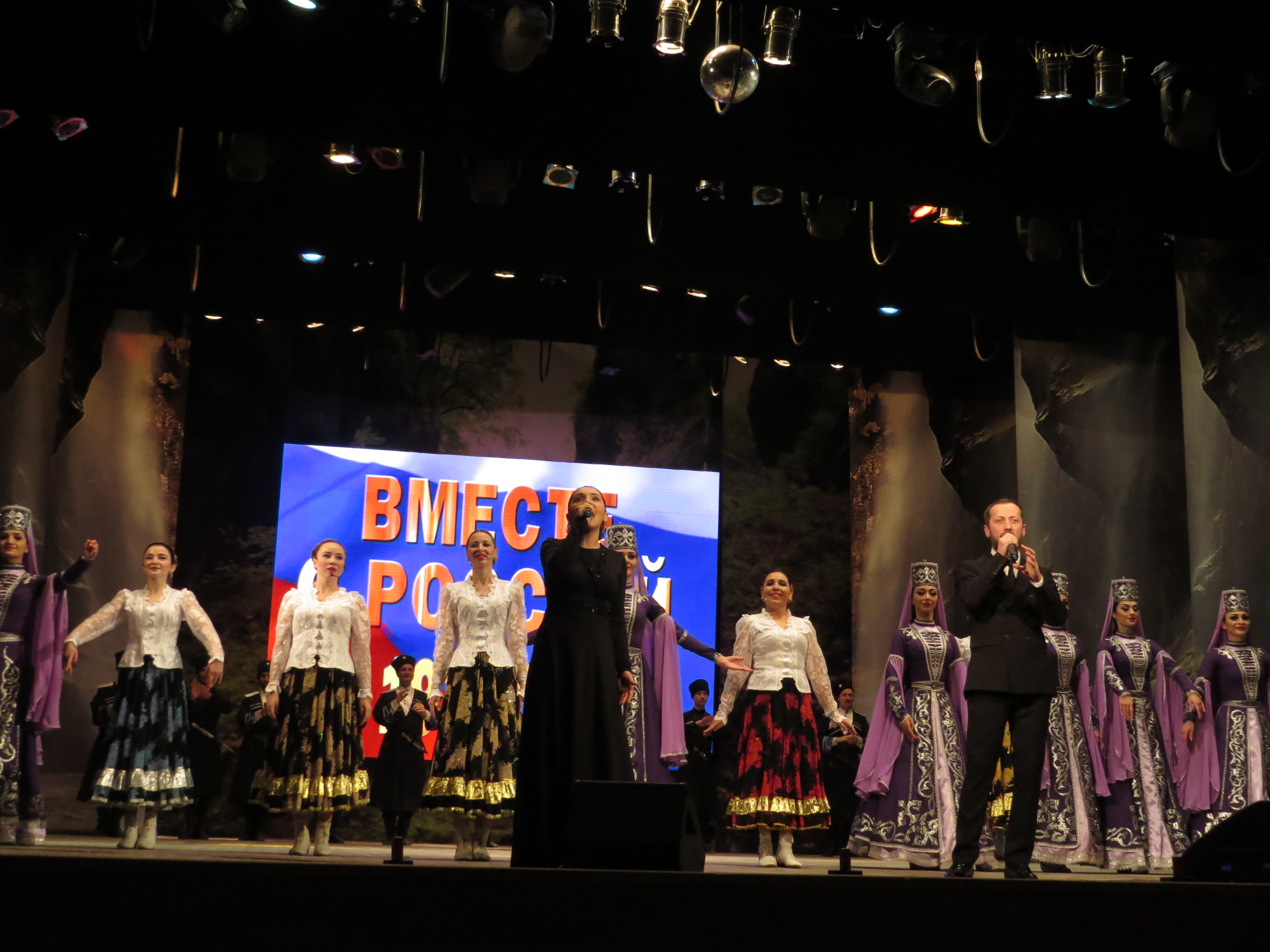 Годовщину вхождения Балкарии в состав Российского государства отметили праздничным концертом 