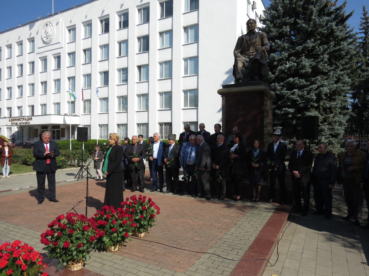 В Нальчике возложили цветы к памятнику А.Кешокову