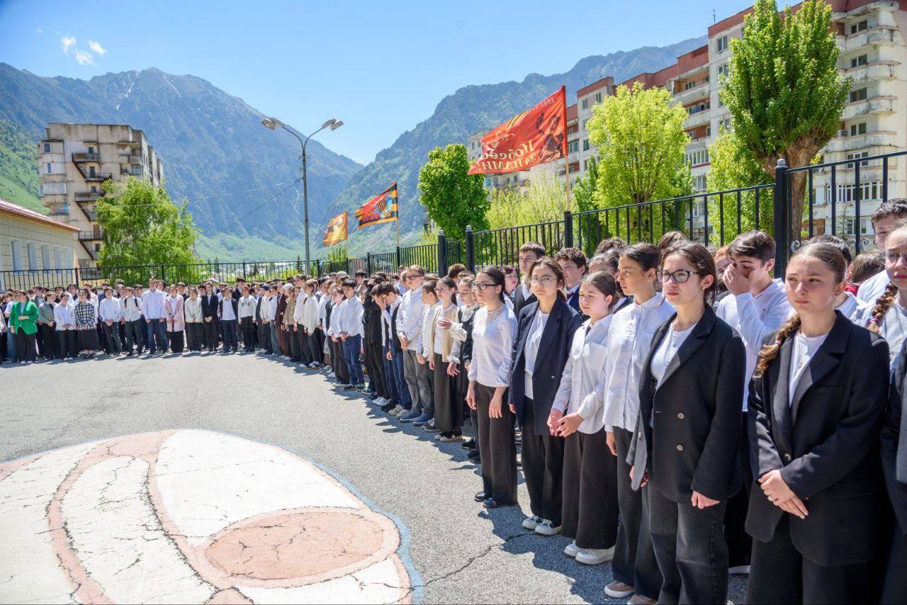 В Тырныаузе открыли мемориальную доску братьям Этезовым