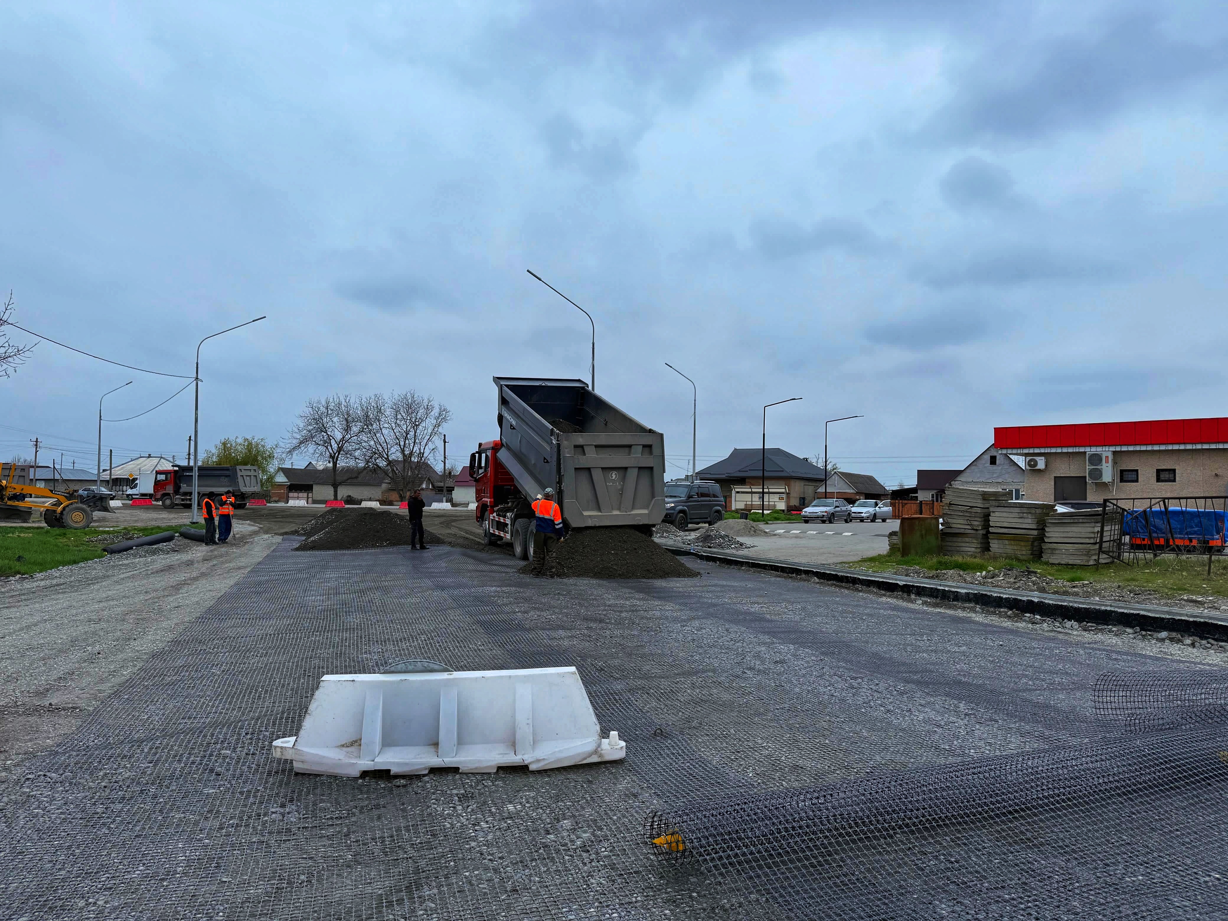 Продолжаются работы по капитальному ремонту улицы Шауцукова в селении Дейское