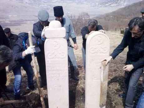 В Заюково установили стелы на могиле просветителя 