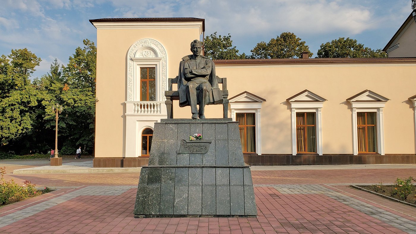 В Нальчике пройдёт возложение цветов к памятнику поэта