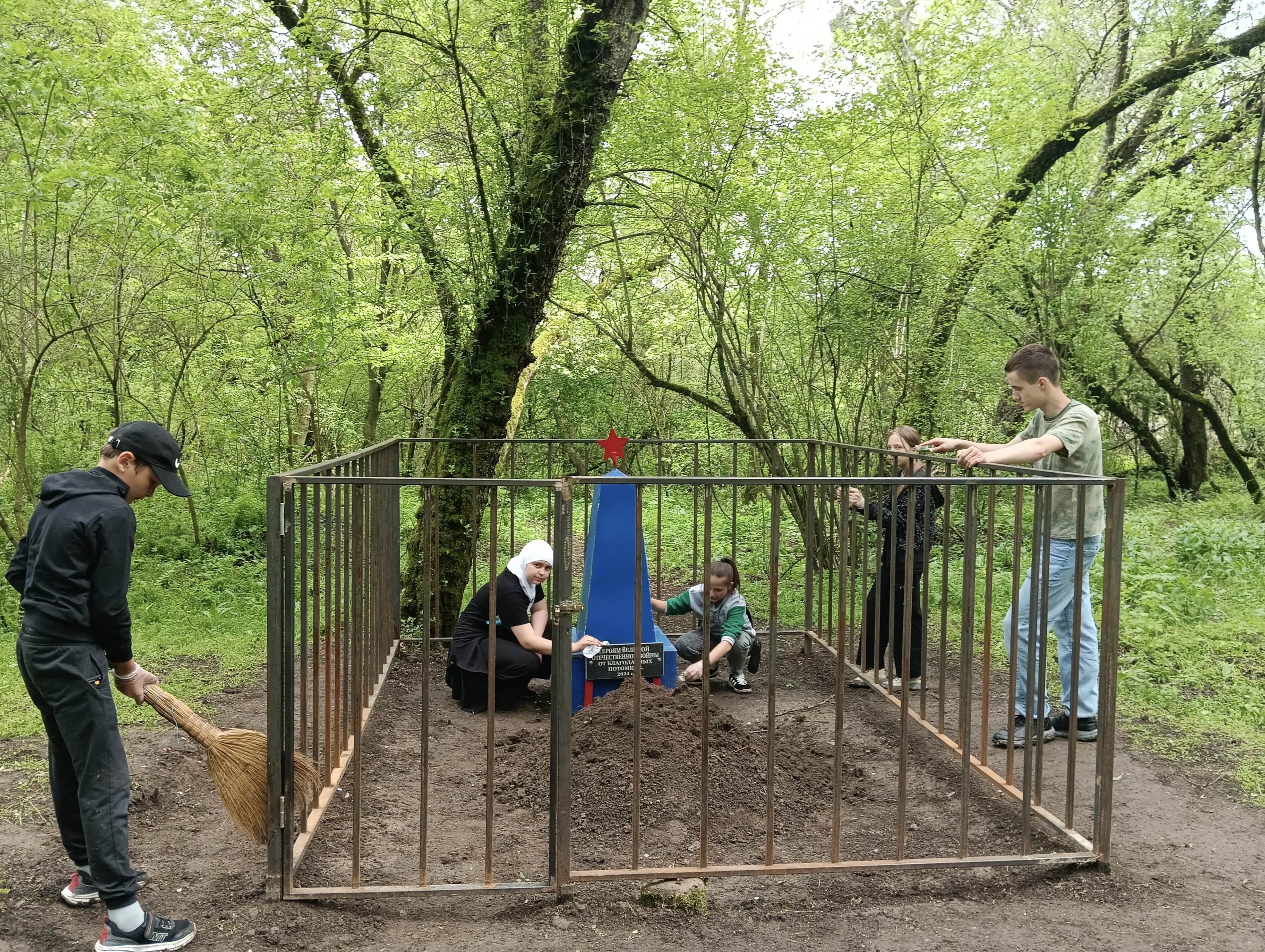 Молодежь ухаживает за могилой неизвестного летчика