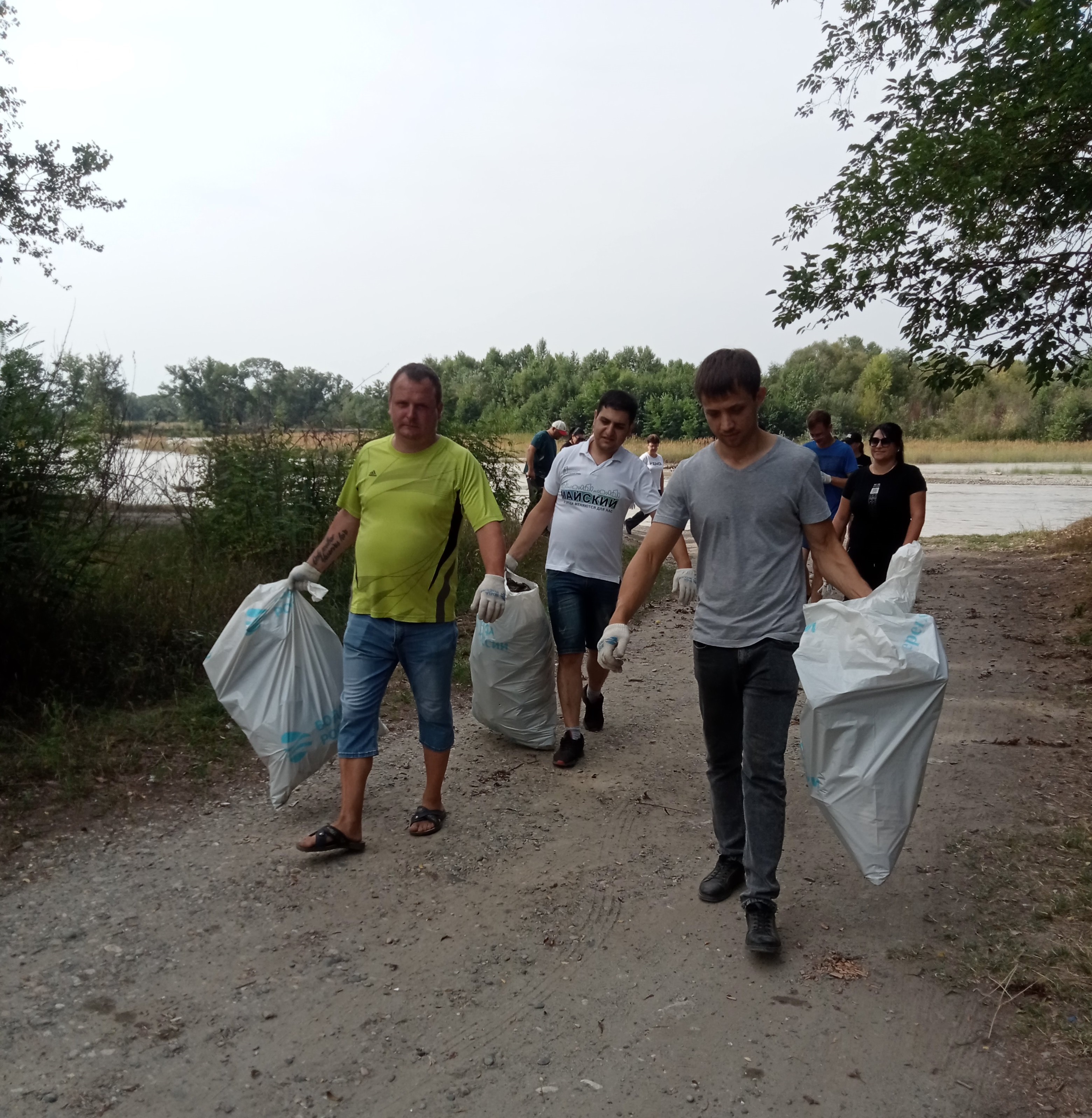 В Майском районе прошли экологические акции по очистке берегов 