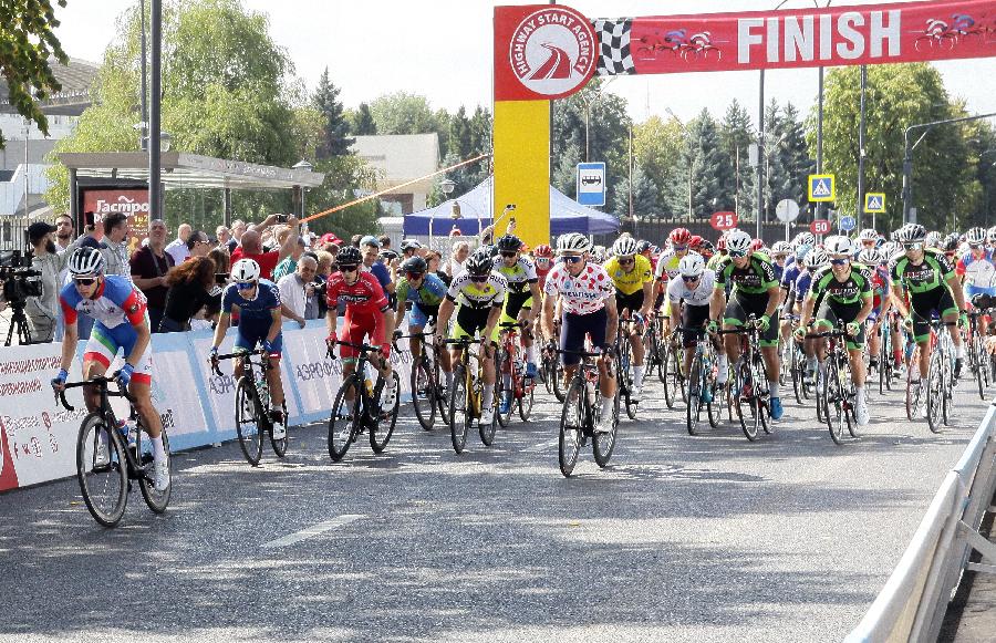 Казбек Коков пожелал велогонщикам удачного выступления и хороших скоростей