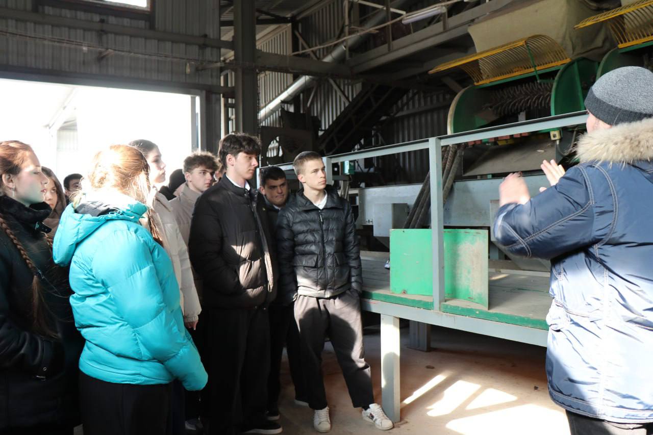 Старшеклассники побывали в селекционном центре