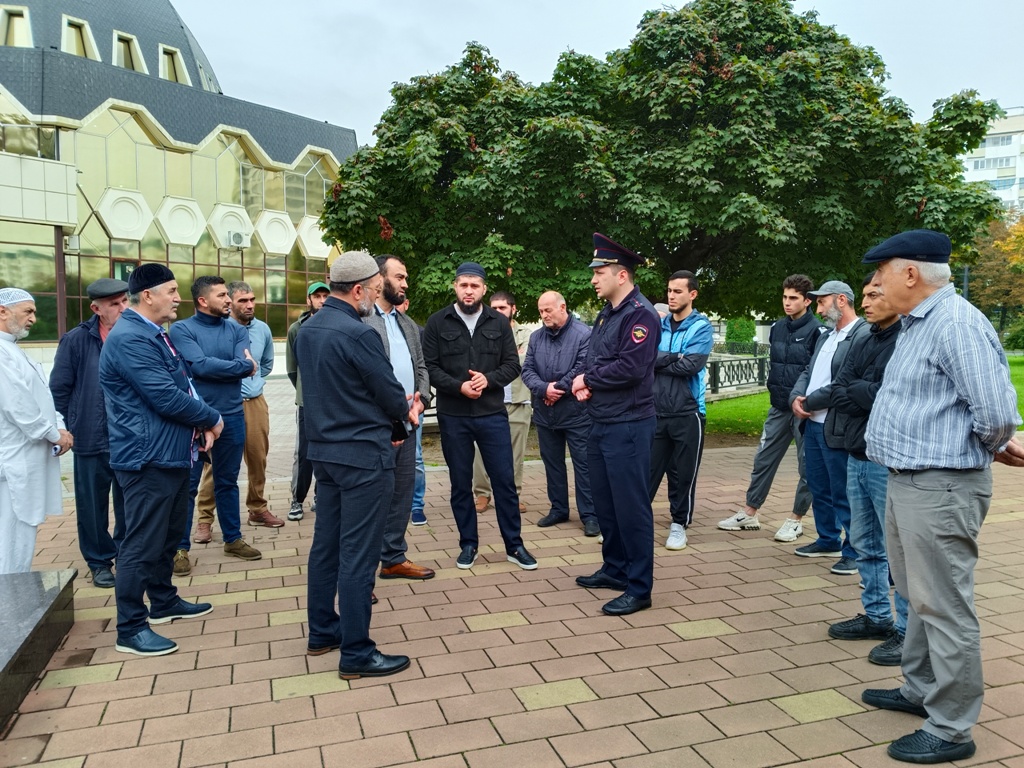 Свыше двух тысяч прихожан центральной мечети Кабардино-Балкарии услышали призывы по соблюдению ПДД 