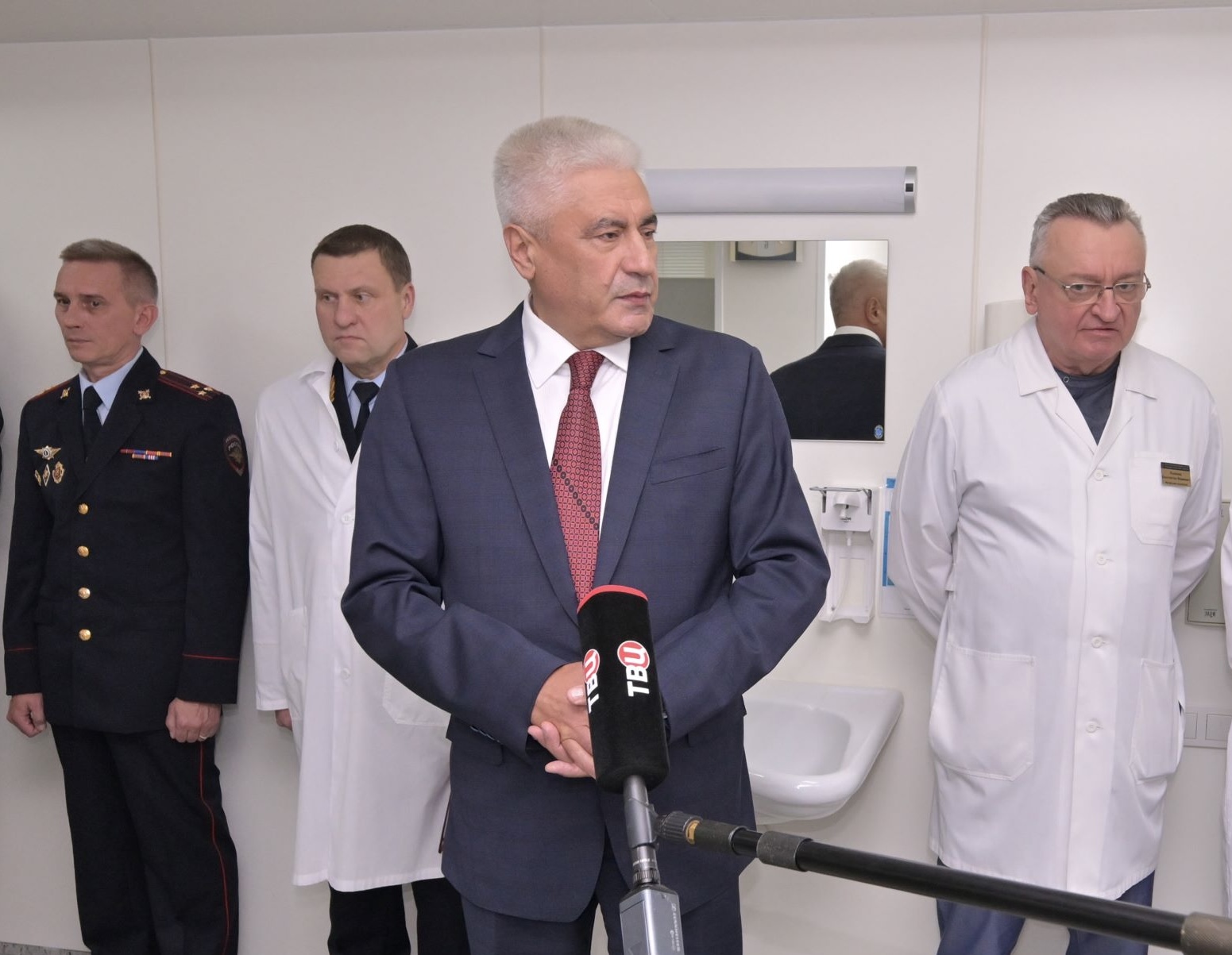 Владимир Колокольцев вручил награды полицейским, получившим ранения при выполнении служебного долга в особых условиях