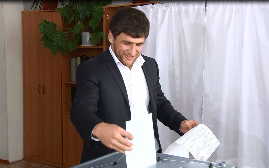 Герой Олимпиады Аниуар Гедуев проголосовал в родном селении Псыгансу