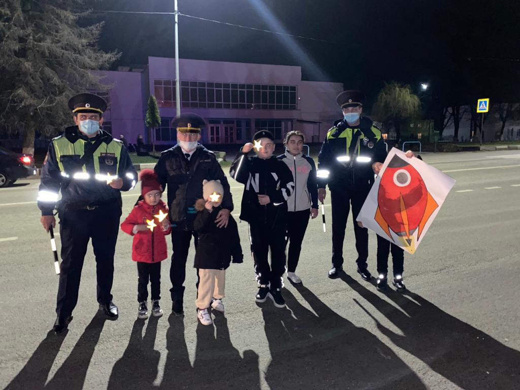 В Кабардино-Балкарии в честь Дня космонавтики сотрудники ГИБДД и их дети организовали акцию «Сияй на дороге, как звезда на небе»