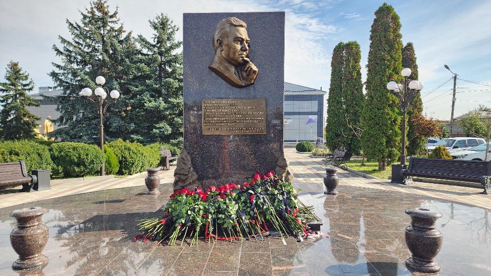 В Дыгулыбгее почтили память первого Президента КБР 