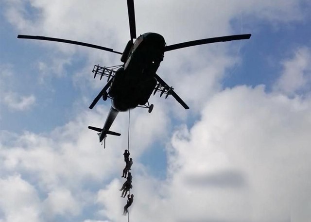 Спецназ Росгвардии отработал навыки беспарашютного десантирования с вертолета