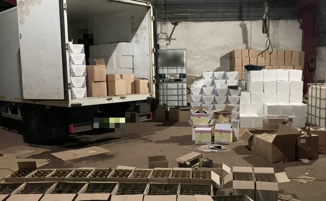 Полиция КБР ликвидировала подпольный цех по производству крепких спиртных напитков