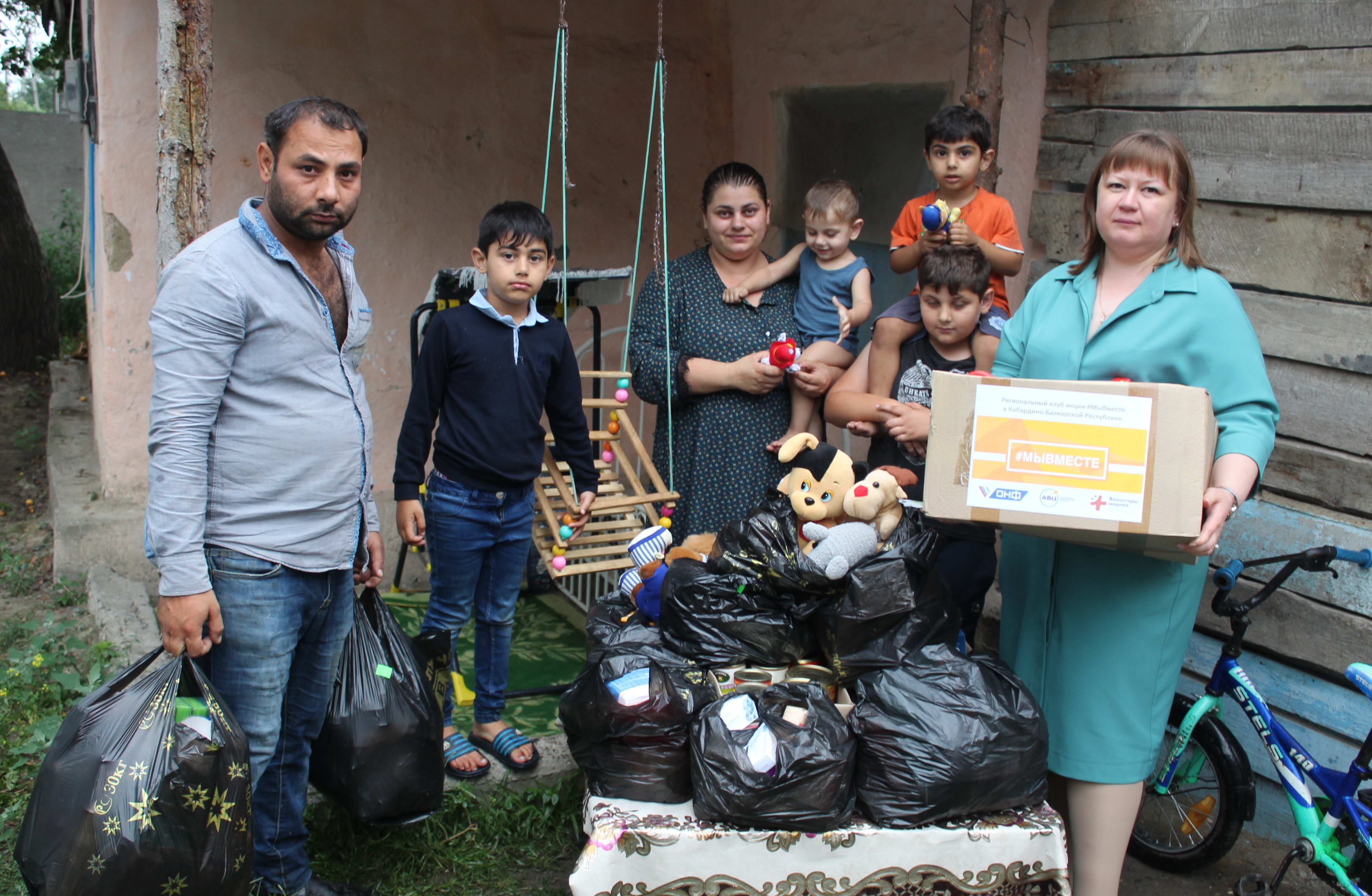 В Кабардино-Балкарии оказали помощь многодетной семье беженцев
