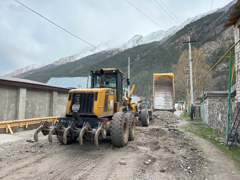 Дорожники приступили к ремонту подъезда к поселку «Эльбрус»