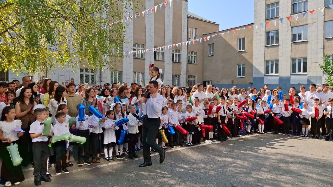 В седьмой школе Нальчика прошла торжественная линейка