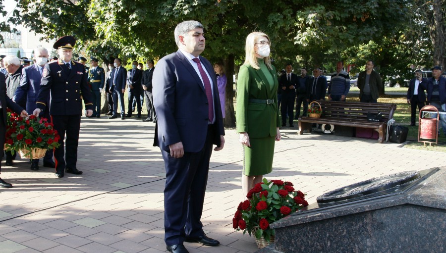 В Нальчике состоялась церемония возложения цветов к памятнику сотрудникам органов внутренних дел, погибшим при исполнении служебного долга