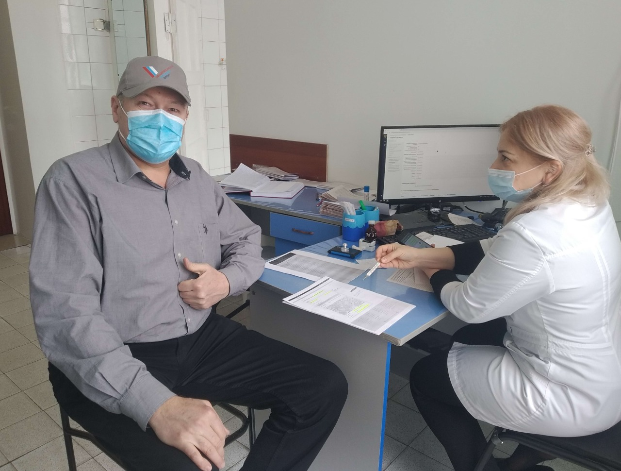 Активисты помогают пожилым людям в период эпидемии