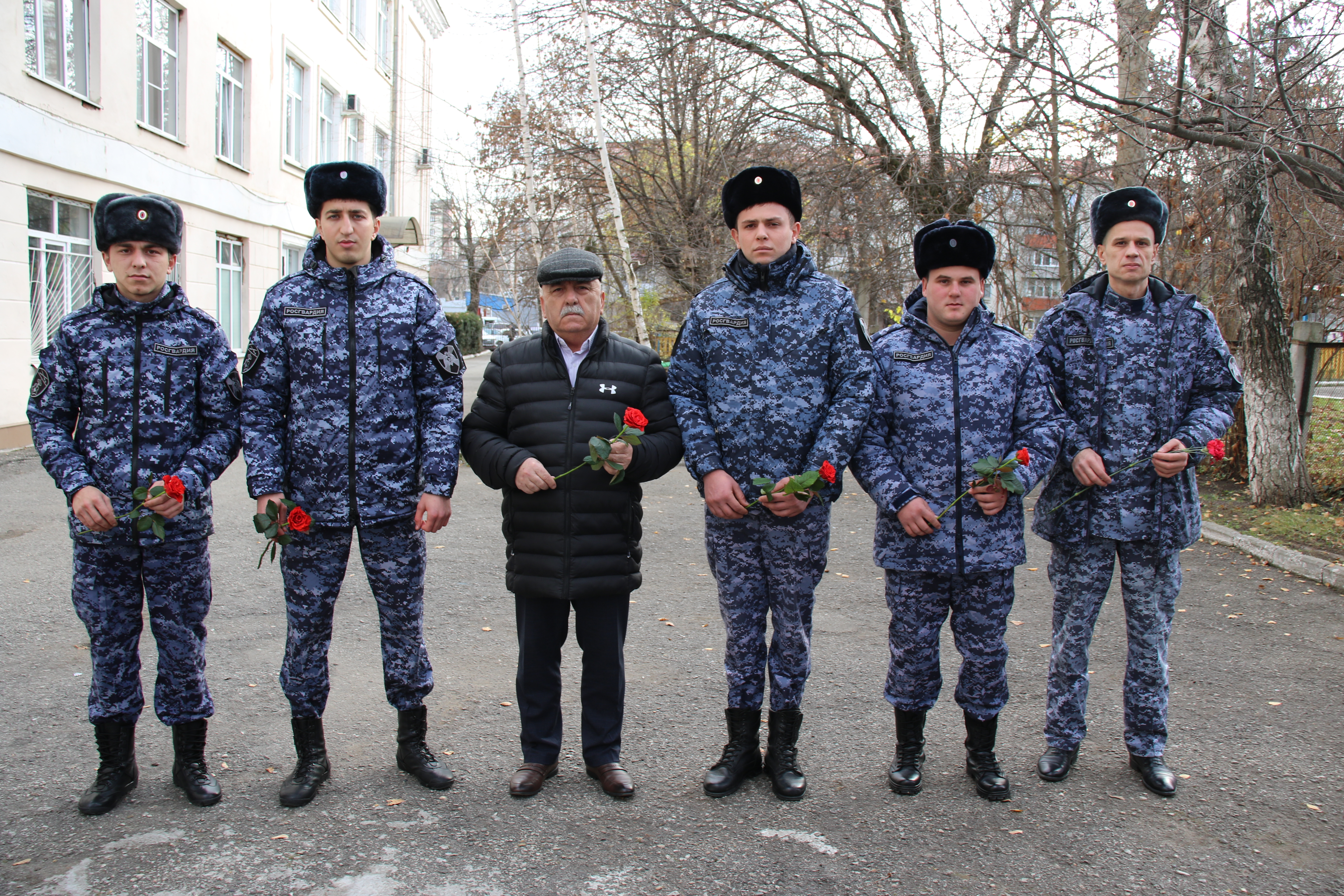 Сотрудники и ветераны Росгвардии почтили память Неизвестного солдата в Нальчике
