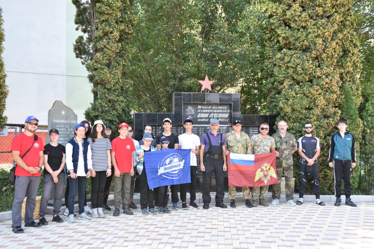 Молодежь поднялась на перевал Шау-Хуна