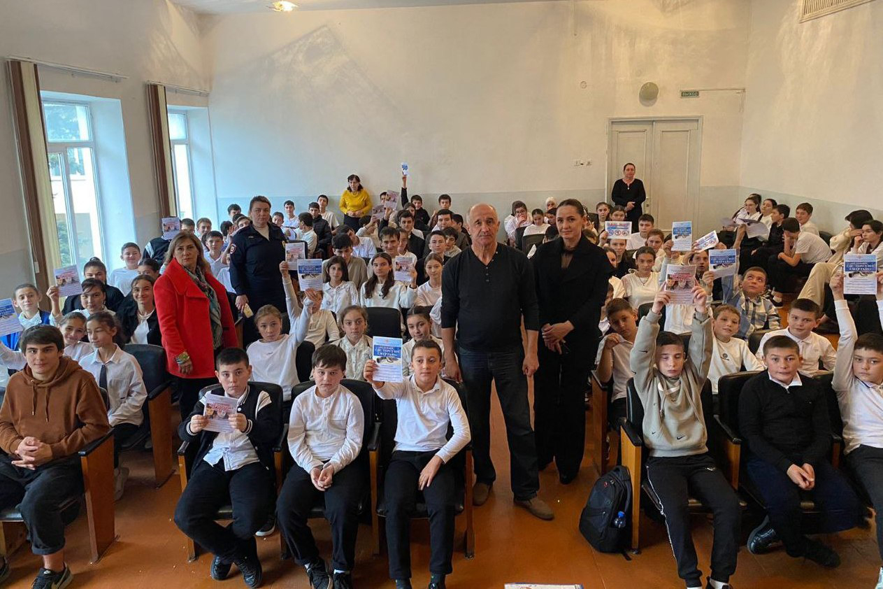В Чегемском районе сотрудники полиции, врачи и представители муниципалитета рассказывают школьникам о вреде наркотиков