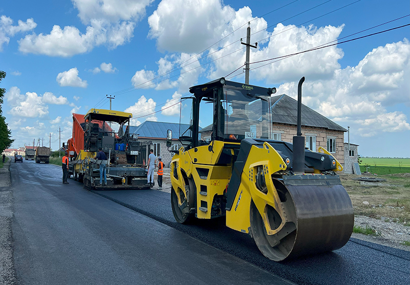 В селении Псынадаха продолжаются дорожные работы
