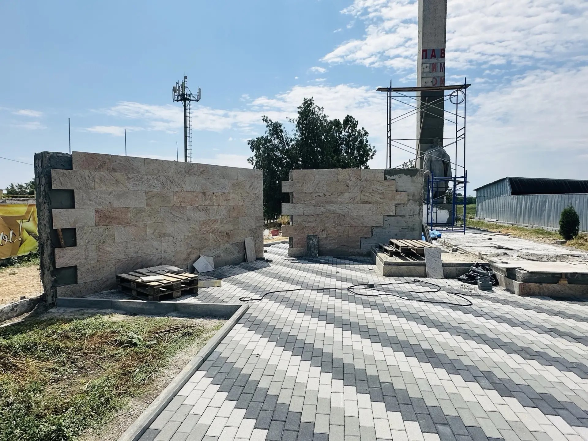 В станице Солдатской благоустраивают памятник