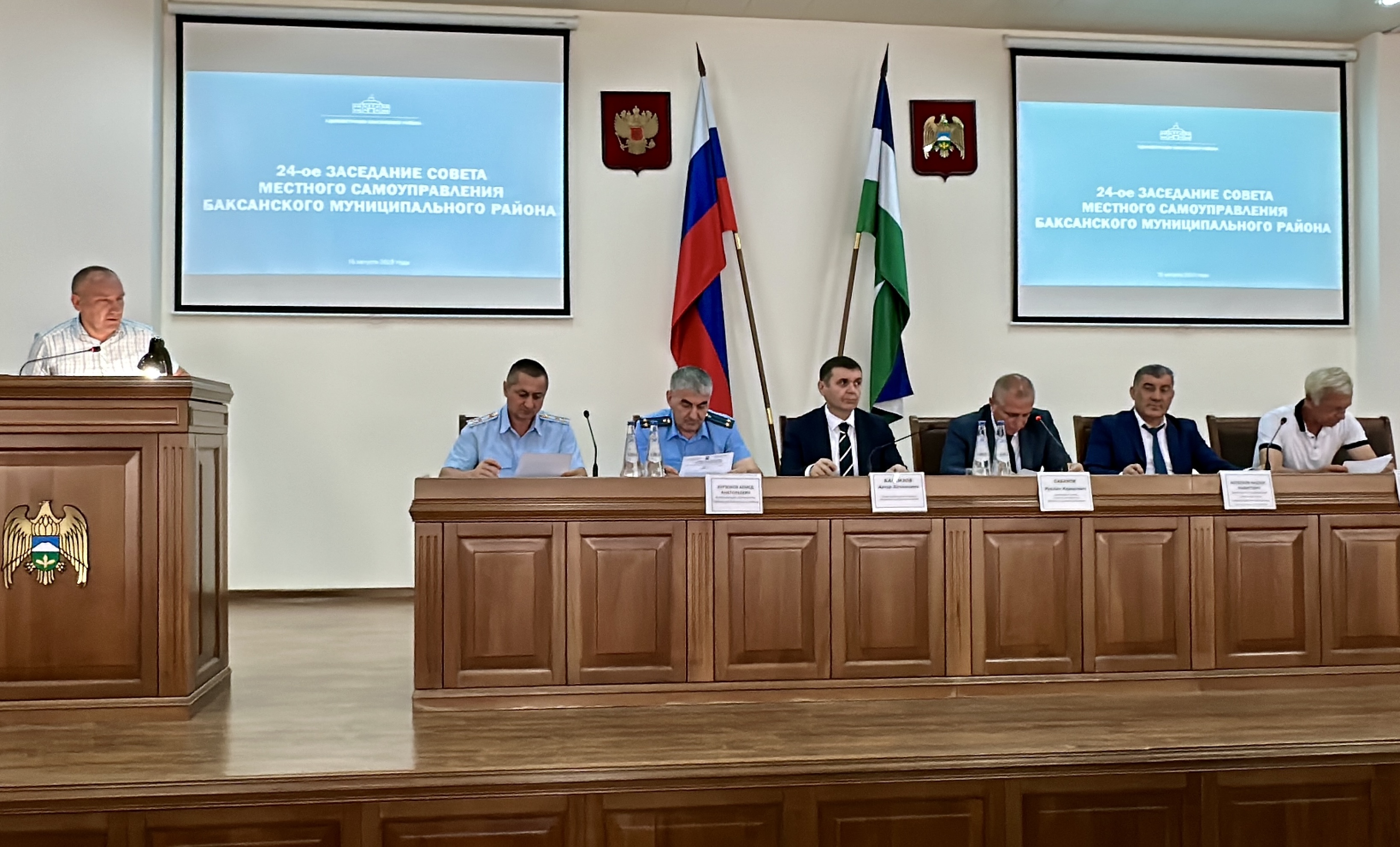 Артур Балкизов наградил почетными грамотами и благодарностями заслуженных представителей Баксанского района